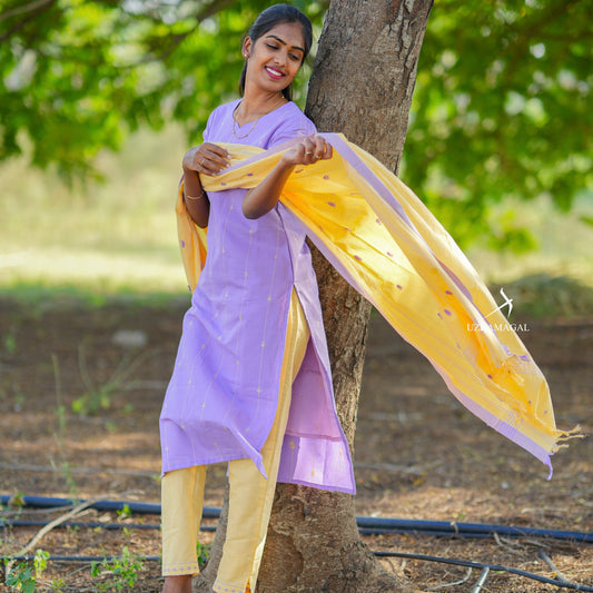 Maya nilavu